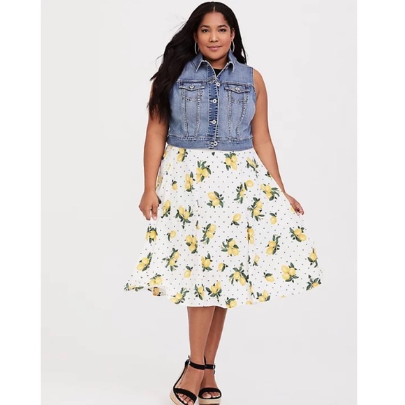 Torrid Medium Wash Cropped Denim Vest 2X - Picture 2 of 9